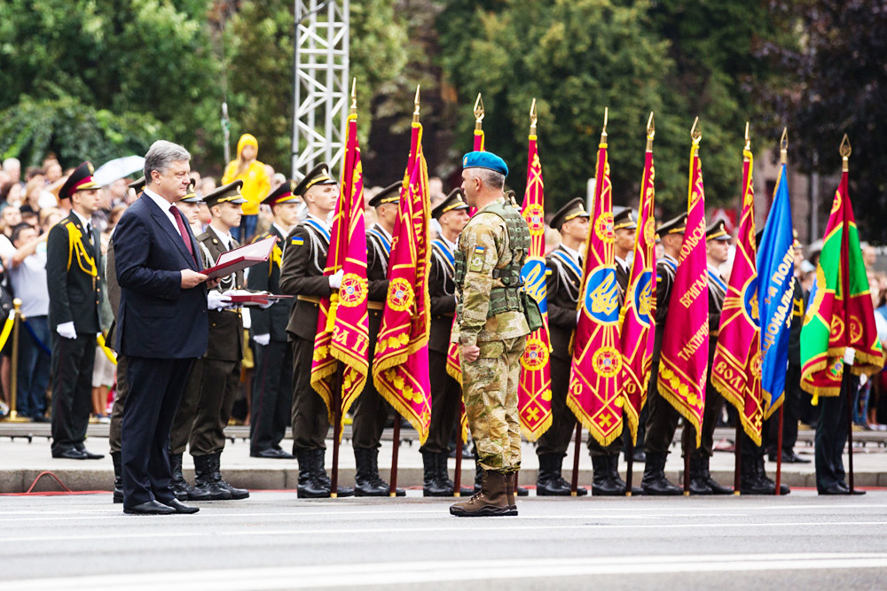 Герой України А. Ковальчук отримує нагороду від Президента України П. Порошенка.jpeg